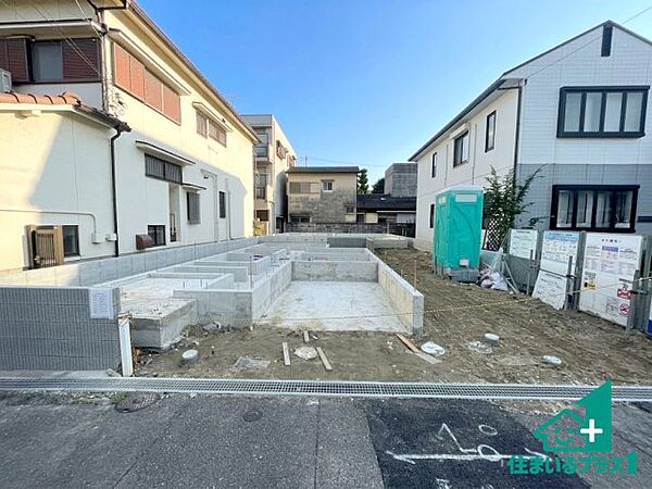 周辺は落ち着いた街並みの住宅地！子育てがしやすい住環境です！まだ未完成ですが、現地でしかわからない事もございます。是非一度ご覧ください。