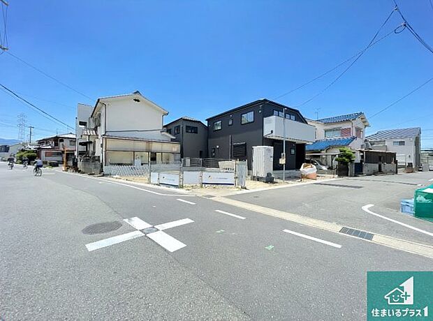 周辺は落ち着いた街並みの住宅地！子育てがしやすい住環境です！まだ未完成ですが、現地でしかわからない事もございます。是非一度ご覧ください。