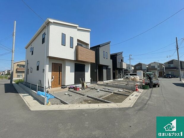 周辺は落ち着いた街並みの住宅地！子育てがしやすい住環境です！まだ未完成ですが、現地でしかわからない事もございます。是非一度ご覧ください。