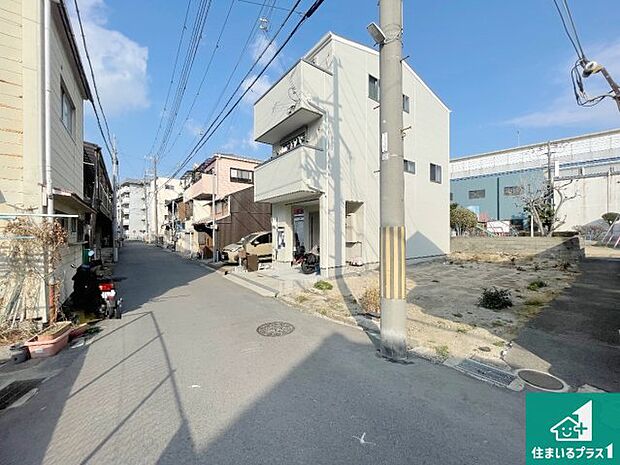 周辺は落ち着いた街並みの住宅地！子育てがしやすい住環境です！まだ未完成ですが、現地でしかわからない事もございます。是非一度ご覧ください。