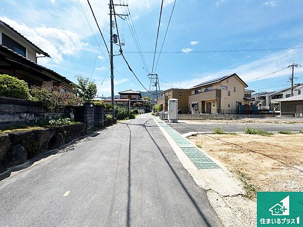 周辺は閑静な住宅街です。前面道路もしっかりと有りますので車の出し入れも安心ですよ!