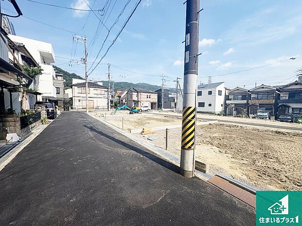 周辺は閑静な住宅街です。前面道路もしっかりと有りますので車の出し入れも安心ですよ!