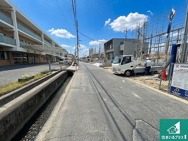 周辺は閑静な住宅街です。前面道路もしっかりと有りますので車の出し入れも安心ですよ!
