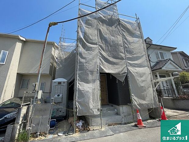周辺は落ち着いた街並みの住宅地!子育てがしやすい住環境です!まだ未完成ですが、現地でしかわからない事もございます。是非一度ご覧ください。