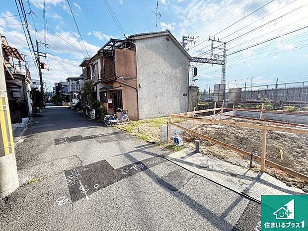 周辺は落ち着いた街並みの住宅地!子育てがしやすい住環境です!まだ未完成ですが、現地でしかわからない事もございます。是非一度ご覧ください。