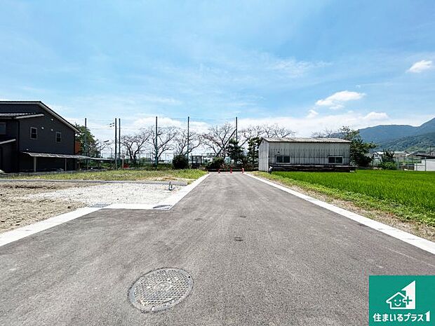 周辺は閑静な住宅街です。前面道路もしっかりと有りますので車の出し入れも安心ですよ!