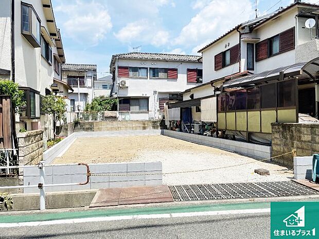周辺は落ち着いた街並みの住宅地!子育てがしやすい住環境です!まだ未完成ですが、現地でしかわからない事もございます。是非一度ご覧ください。