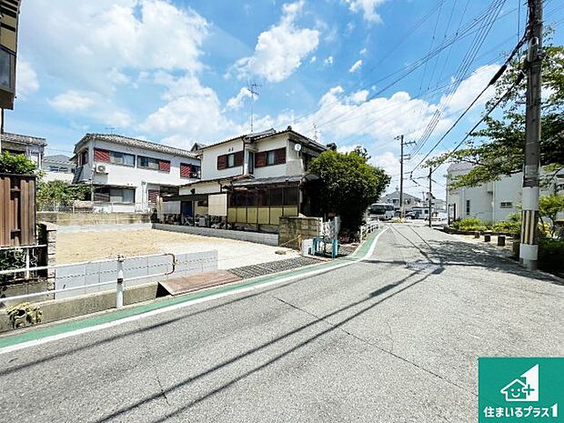 周辺は閑静な住宅街です。前面道路もしっかりと有りますので車の出し入れも安心ですよ!
