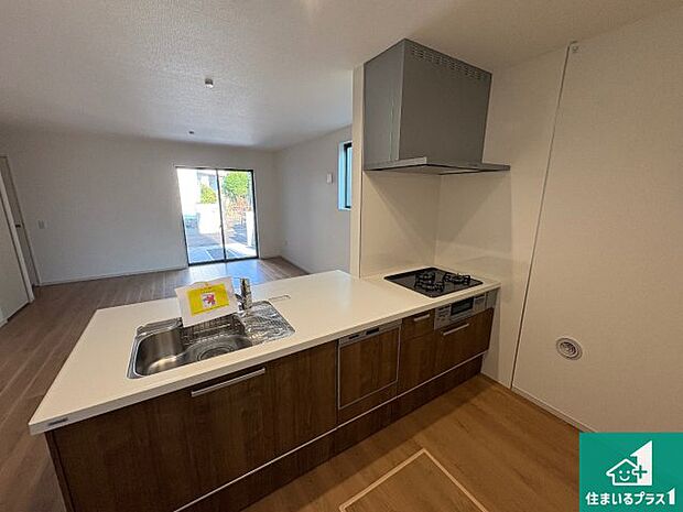 リビングと統一感があり、使い勝手のいいキッチン。広々としているので、二人並んで作業が出来ちゃいます。お子様と一緒に色々なお料理に挑戦できるスペースがあります。
