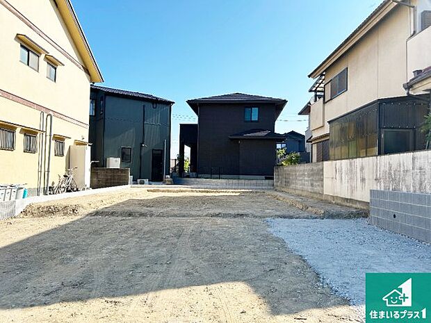 周辺は落ち着いた街並みの住宅地!子育てがしやすい住環境です!まだ未完成ですが、現地でしかわからない事もございます。是非一度ご覧ください。