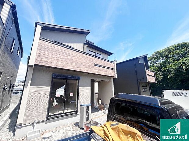 周辺は落ち着いた街並みの住宅地！子育てがしやすい住環境です！まだ未完成ですが、現地でしかわからない事もございます。是非一度ご覧ください。