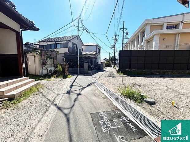 周辺は落ち着いた街並みの住宅地!子育てがしやすい住環境です!まだ未完成ですが、現地でしかわからない事もございます。是非一度ご覧ください。