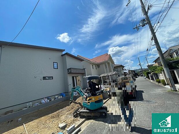 周辺は落ち着いた街並みの住宅地!子育てがしやすい住環境です!まだ未完成ですが、現地でしかわからない事もございます。是非一度ご覧ください。