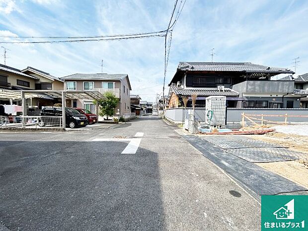 周辺は落ち着いた街並みの住宅地！子育てがしやすい住環境です！まだ未完成ですが、現地でしかわからない事もございます。是非一度ご覧ください。