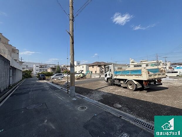 周辺は落ち着いた街並みの住宅地!子育てがしやすい住環境です!まだ未完成ですが、現地でしかわからない事もございます。是非一度ご覧ください。