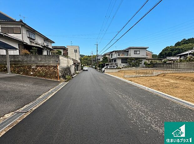 周辺は閑静な住宅街です。前面道路もしっかりと有りますので車の出し入れも安心ですよ！