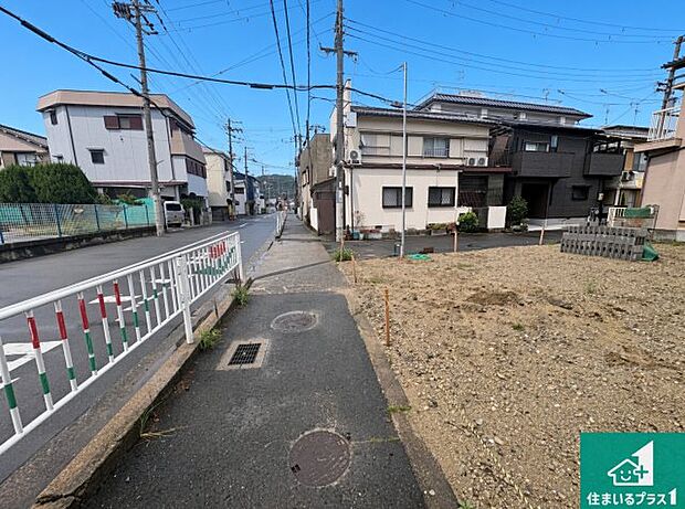 周辺は落ち着いた街並みの住宅地!子育てがしやすい住環境です!まだ未完成ですが、現地でしかわからない事もございます。是非一度ご覧ください。
