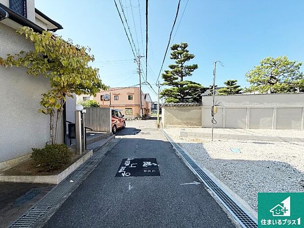 周辺は落ち着いた街並みの住宅地!子育てがしやすい住環境です!まだ未完成ですが、現地でしかわからない事もございます。是非一度ご覧ください。