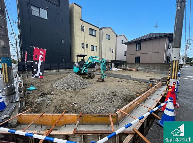 周辺は落ち着いた街並みの住宅地!子育てがしやすい住環境です!まだ未完成ですが、現地でしかわからない事もございます。是非一度ご覧ください。