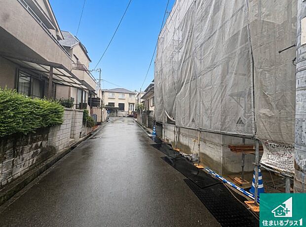 周辺は落ち着いた街並みの住宅地!子育てがしやすい住環境です!まだ未完成ですが、現地でしかわからない事もございます。是非一度ご覧ください。