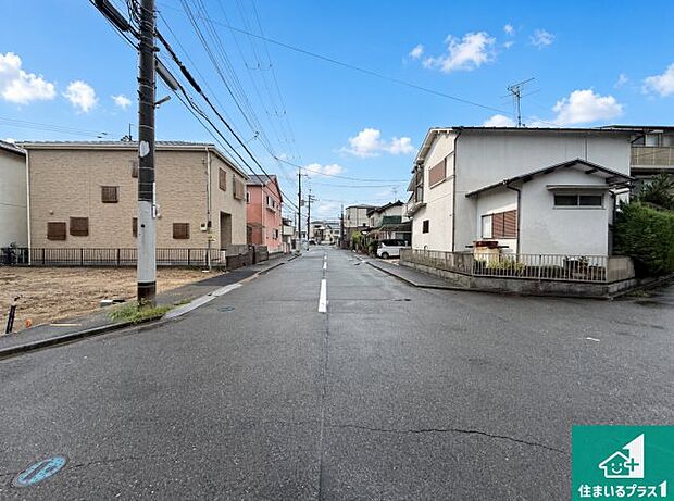 周辺は落ち着いた街並みの住宅地！子育てがしやすい住環境です！まだ未完成ですが、現地でしかわからない事もございます。是非一度ご覧ください。