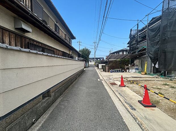 周辺は落ち着いた街並みの住宅地！子育てがしやすい住環境です！まだ未完成ですが、現地でしかわからない事もございます。是非一度ご覧ください。