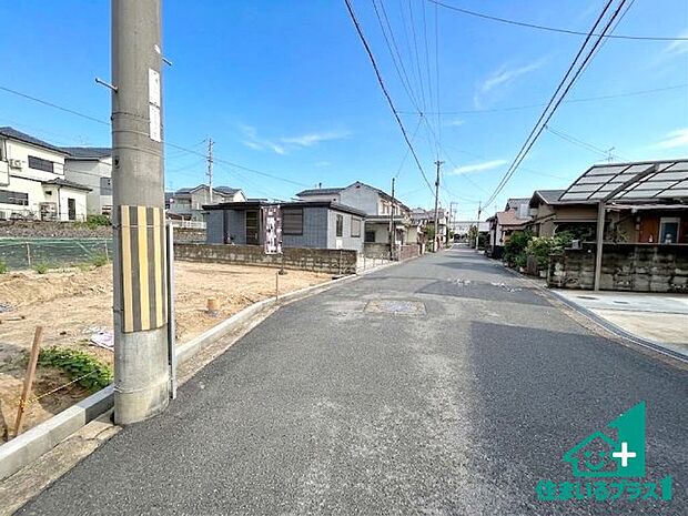 周辺は閑静な住宅街です。前面道路もしっかりと有りますので車の出し入れも安心ですよ！