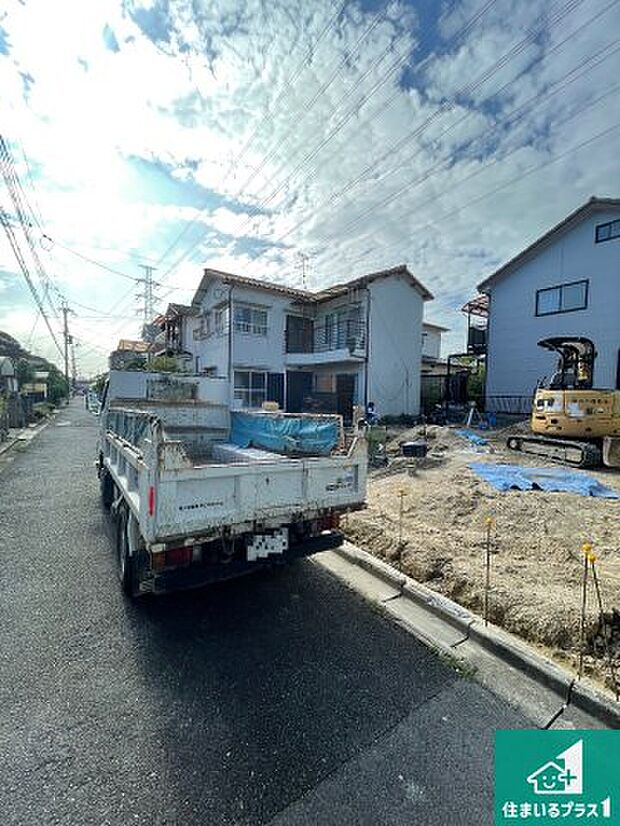 周辺は落ち着いた街並みの住宅地！子育てがしやすい住環境です！まだ未完成ですが、現地でしかわからない事もございます。是非一度ご覧ください。