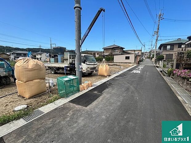 周辺は閑静な住宅街です。前面道路もしっかりと有りますので車の出し入れも安心ですよ！