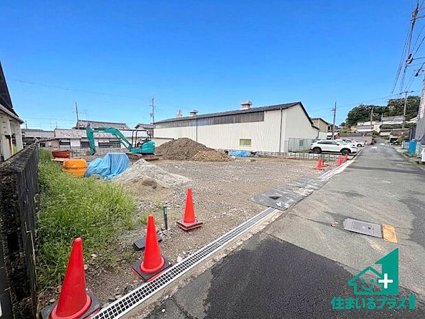 周辺は閑静な住宅街です。前面道路もしっかりと有りますので車の出し入れも安心ですよ！