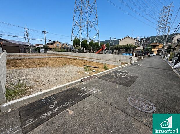 周辺は落ち着いた街並みの住宅地！子育てがしやすい住環境です！まだ未完成ですが、現地でしかわからない事もございます。是非一度ご覧ください。