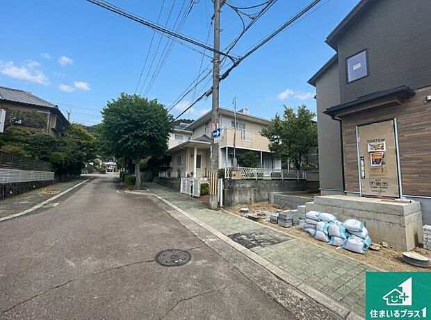 周辺は落ち着いた街並みの住宅地！子育てがしやすい住環境です！まだ未完成ですが、現地でしかわからない事もございます。是非一度ご覧ください。