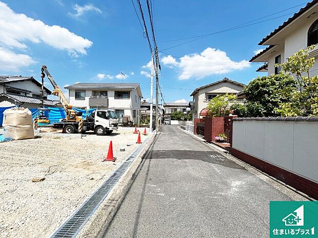 周辺は閑静な住宅街です。前面道路もしっかりと有りますので車の出し入れも安心ですよ!