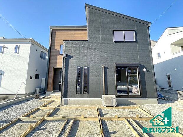 周辺は落ち着いた街並みの住宅地!子育てがしやすい住環境です!まだ未完成ですが、現地でしかわからない事もございます。是非一度ご覧ください。