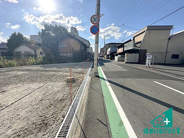 周辺は落ち着いた街並みの住宅地！子育てがしやすい住環境です！まだ未完成ですが、現地でしかわからない事もございます。是非一度ご覧ください。