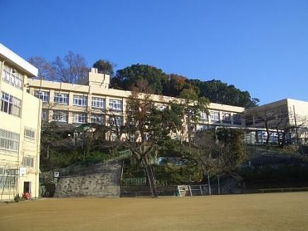 神戸市立妙法寺小学校（約1,078m）