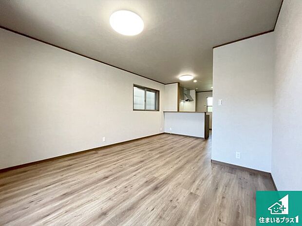 【居間・リビング】日当たり良好の明るいリビングで朝の目覚めもスッキリできそう!対面キッチンでご家族のコミュニケーションも自然と増える設計!小さなお子様が遊ぶスペースを作っても広々とくつろげるLDK!