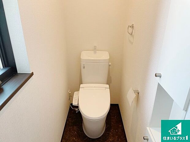 【トイレ】1・2階の2ヶ所にあるので、朝の忙しい時間の順番待ちもなく、深夜の利用にも大変便利です。