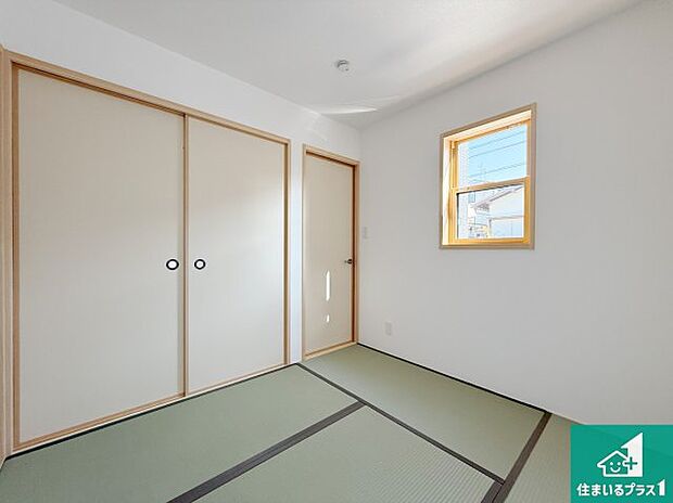 【和室】一室あると便利な和室は客間としてだけでなく、小さなお子様のプレイルームや食後のくつろぎスペースとしてもご利用いただけます。収納もついていますので大活躍間違いなし！