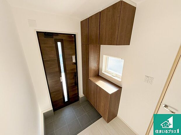 【玄関】シューズボックスにはたくさんの靴が収納できるので玄関周りはいつもスッキリ！ご家族が増えても安心！