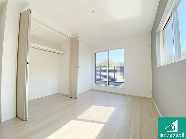 【洋室】寝室は心地よい眠りについてもらいたくて、シンプルかつ開放的な空間な設計にしています!大きな窓から差し込む日が心地いいです♪