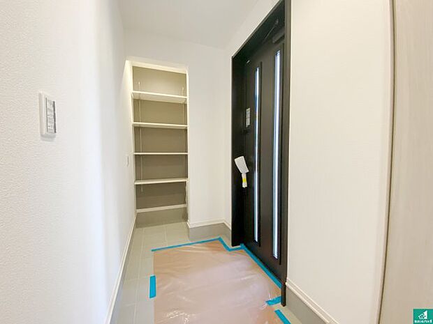 【玄関】シューズボックスにはたくさんの靴が収納できるので玄関周りはいつもスッキリ!ご家族が増えても安心!