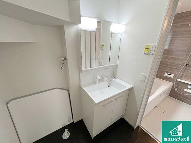 【独立洗面台】清潔感のある洗面台です。フラットな鏡は掃除がしやすく毎日清潔!鏡裏には収納があるのでスッキリとした洗面台が保てます。