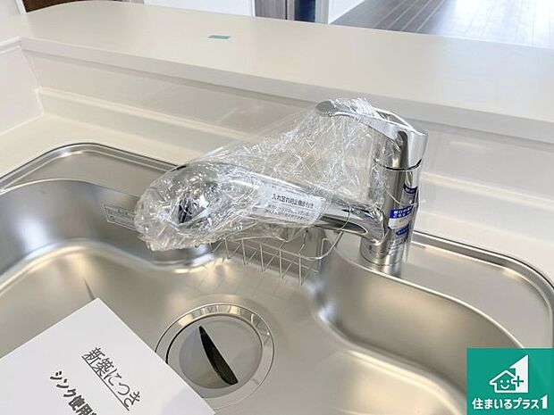 【キッチン水栓】浄水器を内蔵！炊飯時、お茶を作る時に安心してお水を使えます！お湯と冷水、浄水と原水、シャワーの切替えもワンタッチです！