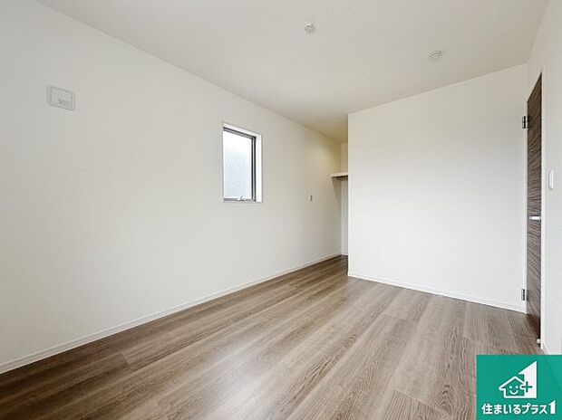 【洋室】寝室は心地よい眠りについてもらいたくて、シンプルでかつ開放的な空間に!大きな窓から差し込む朝日が、すっきりとした目覚めをサポートします。【現地写真】