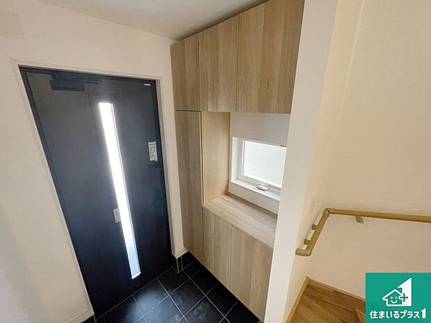 【玄関】シューズボックスにはたくさんの靴が収納できるので玄関周りはいつもスッキリ！ご家族が増えても安心！