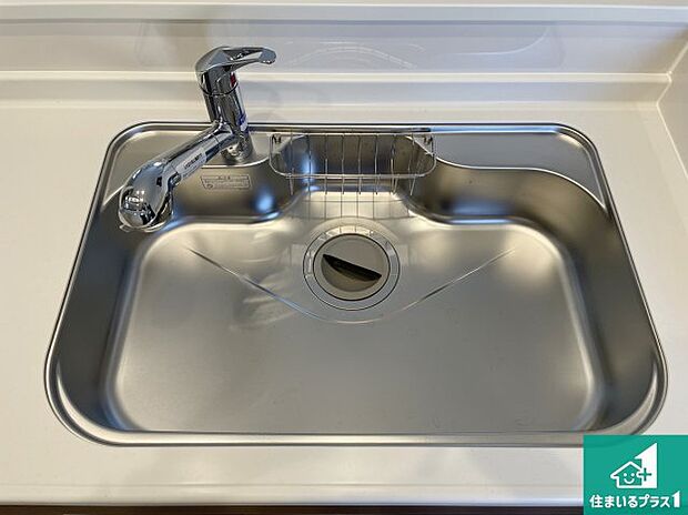 【キッチンシンク】蛇口の先端に浄水器を内蔵しています！原水と浄水、お湯と冷水、シャワーの切替えがワンタッチなので用途によって使い分けられます。