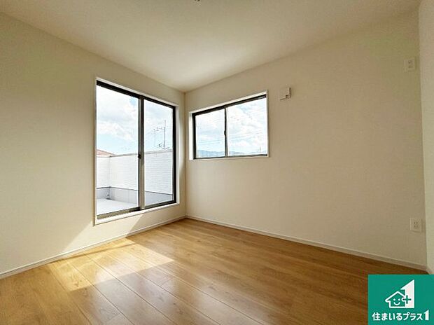 【洋室】シンプルな洋室は、自分好みのインテリアが楽しめます♪ご家族とインテリアや家具を選びに行くのは新築購入時の醍醐味の一つです。ぜひお楽しみください♪