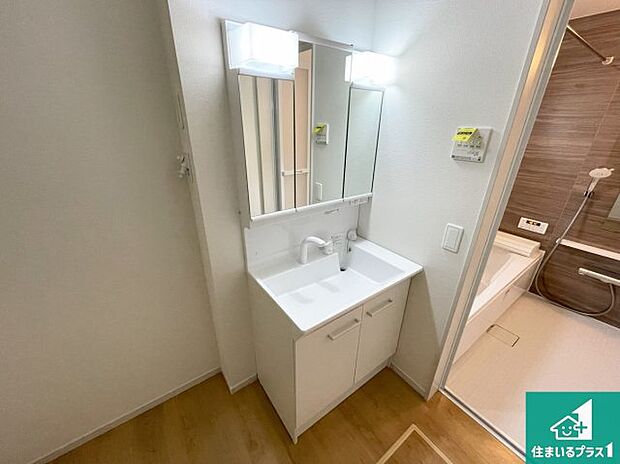 【独立洗面台】清潔感のある洗面台です。フラットな鏡は掃除がしやすく毎日清潔！鏡裏には収納があるのでスッキリとした洗面台が保てます。