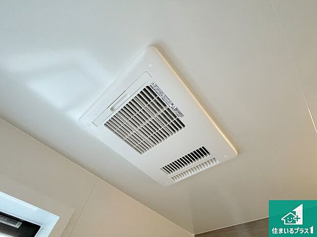 【浴室暖房乾燥機】四季を通して快適なバスライフをお手伝いする浴室暖房乾燥機！浴室の乾燥・暖房・涼風・換気はもちろん、２４時間換気にも対応！ 